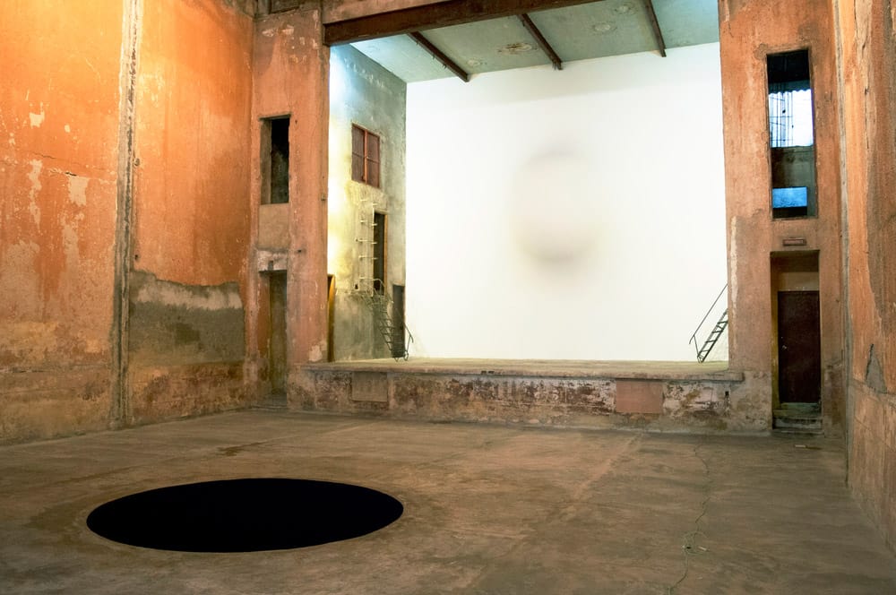 Anish Kapoor - Descent into Limbo, Havana 2016, concrete, iron and pigment, diameter 3 m. Photo Paola Martinez Fiterre
