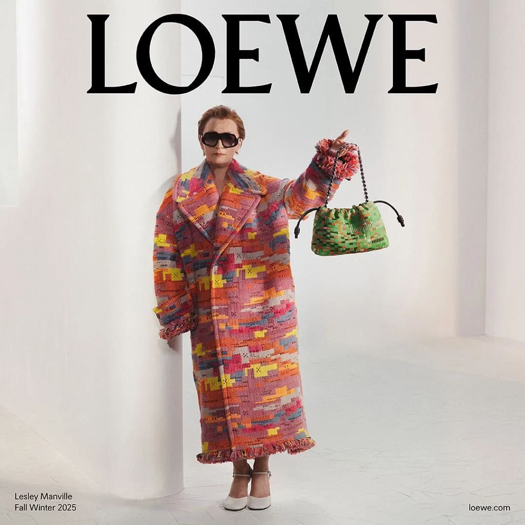 Lesley Manville v dlhom tkáčskom kabáte s farebným vzorom inšpirovaným prácou Anni Albers, kolekcia Loewe Fall Winter 2025.