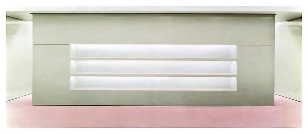 Andreas Gursky, Prada II, 1997, C-print, minimalistický interiér Prada butiku s bielymi policami a ružovou podlahou, 165 x 315 cm