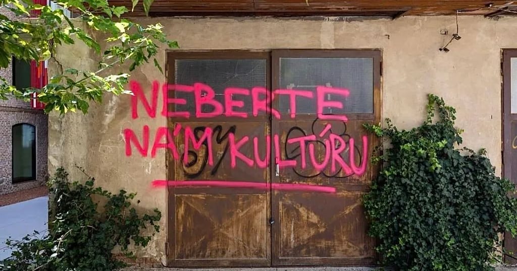 Priestor pri garážach využívaný Slobodnou národnou galériou v Bratislave