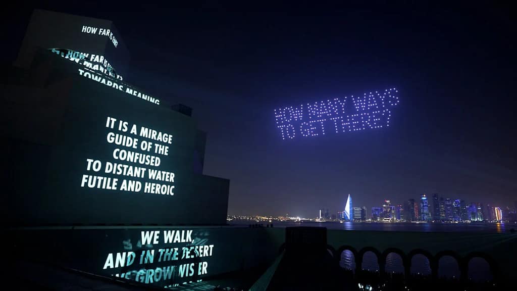 SONG, 2026 – Jenny Holzer, projekcia svetla a drony v Museum of Islamic Art, Doha, s textom básne Mahmouda Darwisha