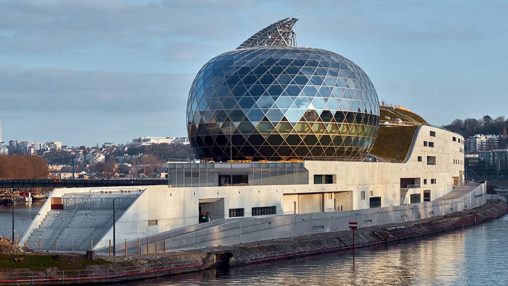 La Seine Musicale pri rieke Seine v Paríži s výrazným fasádnym panelom a kultúrnym priestorom.
