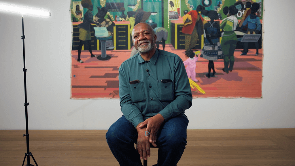 Kerry James Marshall sedí pred veľkoformátovou farebnou maľbou zobrazujúcou čierne postavy v interiéri, galéria, 2026