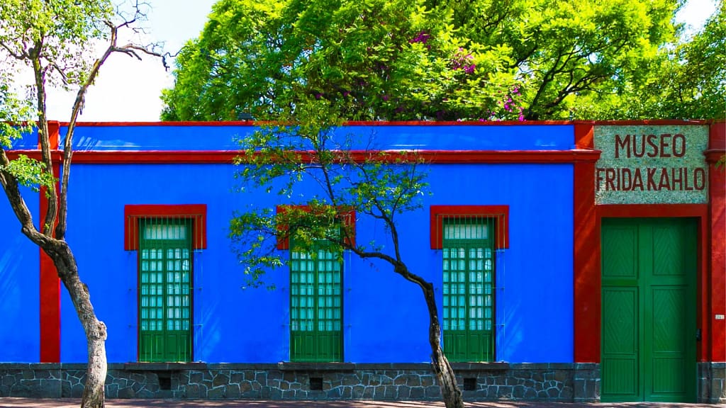 Exteriér Casa Azul, jasne modrého domu a múzea Fridy Kahlo v Mexico City