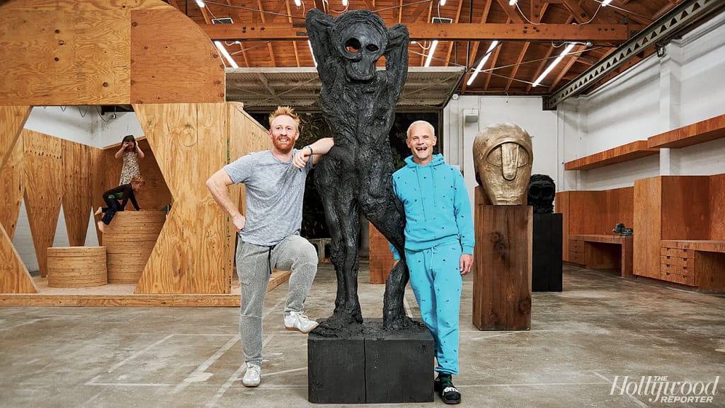 Thomas Houseago a Flea stojaci pred bronzovou sochou v štúdiu v Los Angeles, 2014