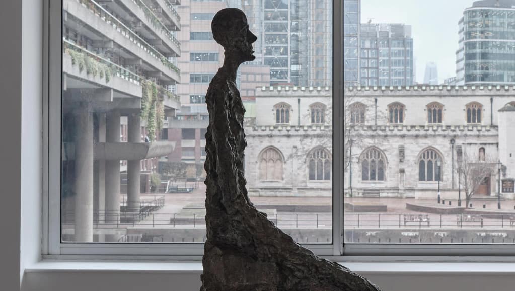 Alberto Giacometti socha elongovaná ľudská postava okno Barbican Londýn výstava 2026 Lynda Benglis