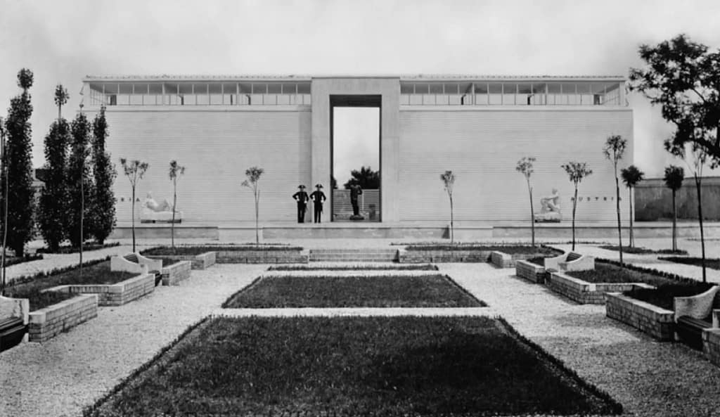 Čiernobiela fotografia otvorenia Rakúskeho pavilónu v Giardini della Biennale v Benátkach, 12. mája 1934. Architekt Josef Hoffmann.
