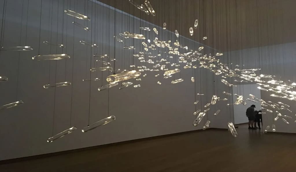 Venice Biennale 2026 — Studio DRIFT, Fragile Future, Coded Nature 2018, kinetická svetelná inštalácia zo sklenených objektov zavesených v galérii.