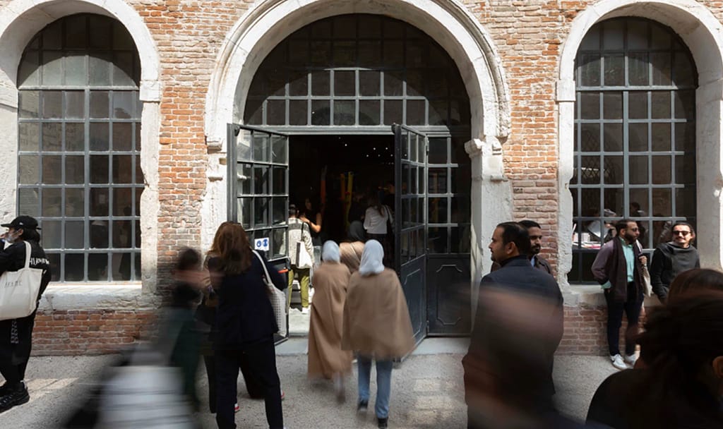 Vstup do Národného pavilónu UAE v Arsenale v Benátkach počas 53. Benátskeho bienále, 2009 — návštevníci vchádzajú cez kamenné oblúky.