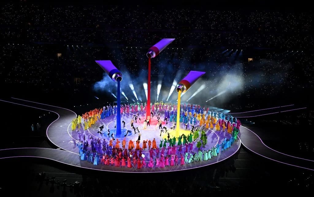 Paráda hercov v kostýmoch symbolizujúcich taliansku kreativitu počas otváracieho ceremoniálu ZOH 2026 na San Siro v Miláne
