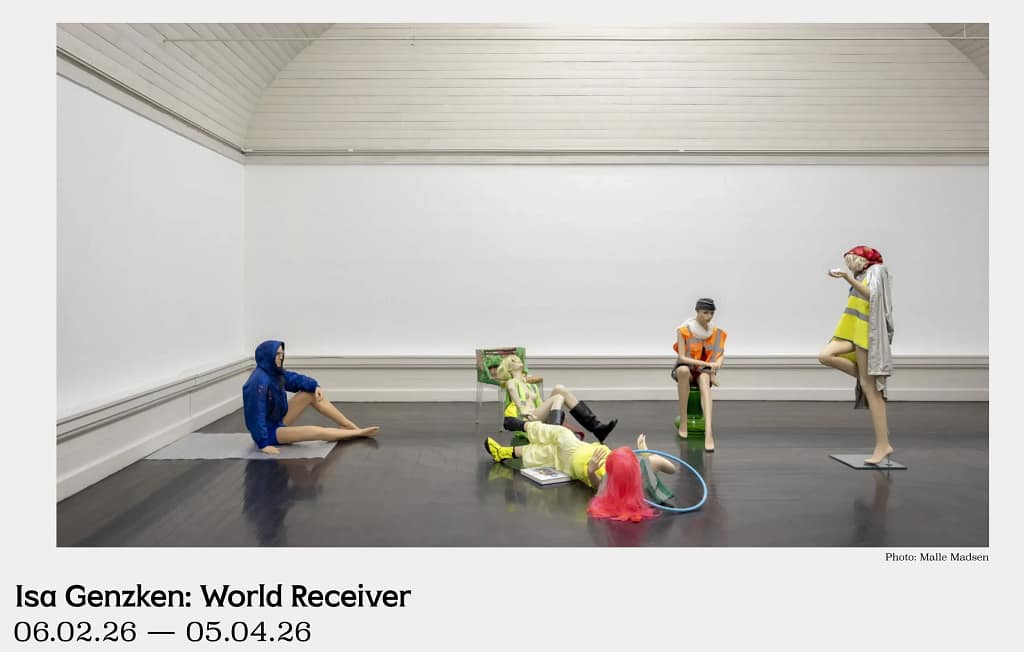 Inštalácia Isa Genzken: Selected Works v Den Frie Centre of Contemporary Art v Kodani — sochárske a objektové prvky v modernom výstavnom priestore.