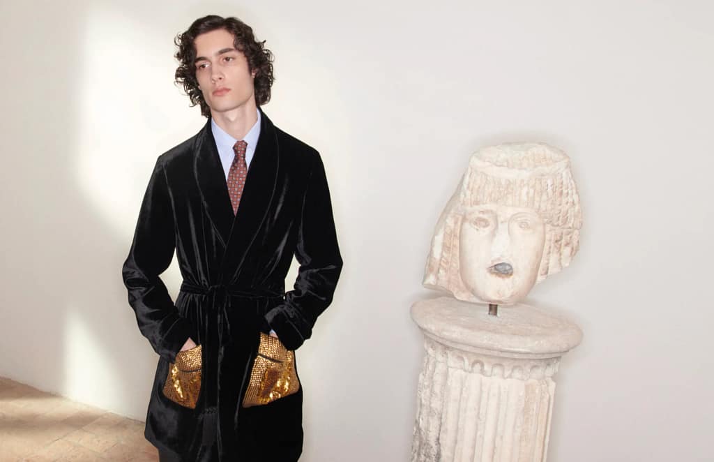 Valentino Pre-Autumn 2026 Sombr zamatový plášť antická socha palazzo
