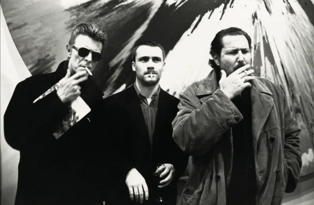 David Bowie, Damien Hirst a Julian Schnabel, New York, 1996. Foto: Roxanne Lowit. Archival Pigment Print, 76.2 x 101.6 cm.