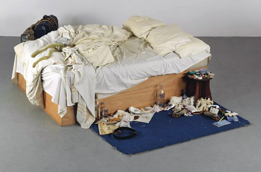 Tracey Emin My Bed 1998 inštalácia nemakeupnutá posteľ s použitými predmetmi Tate Britain Londýn