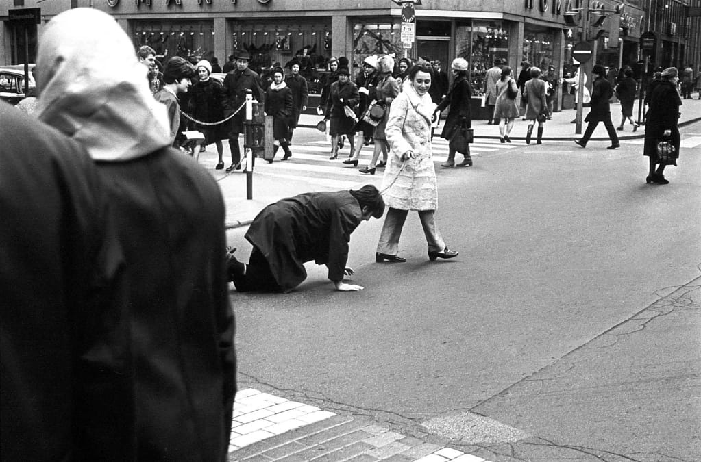 Valie Export, Portfolio of Doggedness, 1968. Performancia v spolupráci s Petrom Weibelom na ulici. Foto: Joseph Tandl.