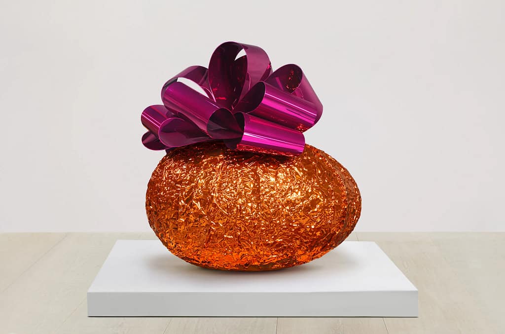 Jeff Koons, Baroque Egg with Bow Orange Magenta, 1994–2008, zrkadlovo leštená nehrdzavejúca oceľ, súkromná zbierka