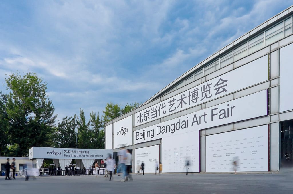 Skvelé — mám kompletné info. Tu je popis pre fotku a aj aktualizovaný text pre článok:
Názov súboru:
beijing-dangdai-art-fair-2026.jpg
Alt text:
Beijing Dangdai Art Fair 2026 kultúrny kalendár máj 2026