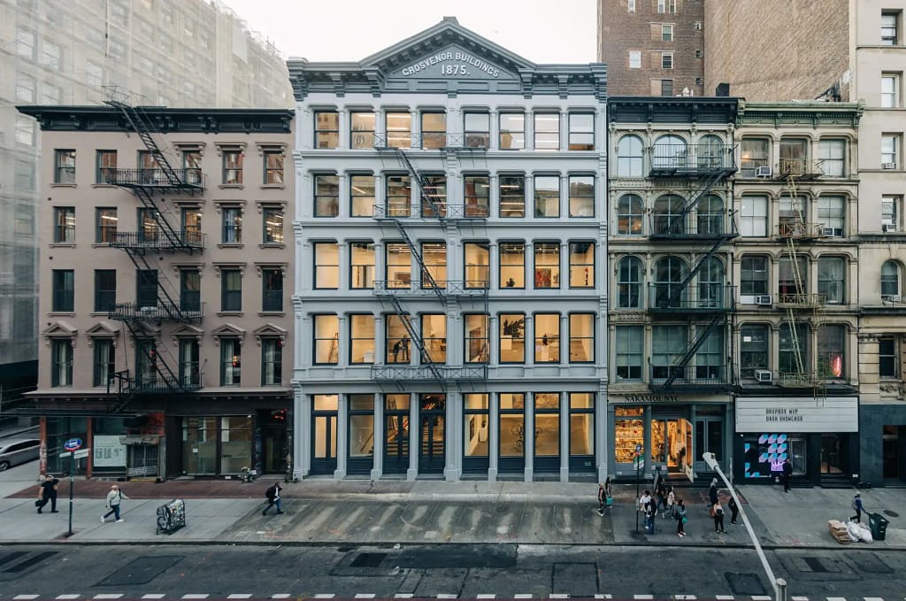 Marian Goodman Gallery, 385 Broadway, SoHo, New York, exteriér päťposchodovej budovy z liatiny z 19. storočia. Foto: Jeenah Moon / The New York Times.