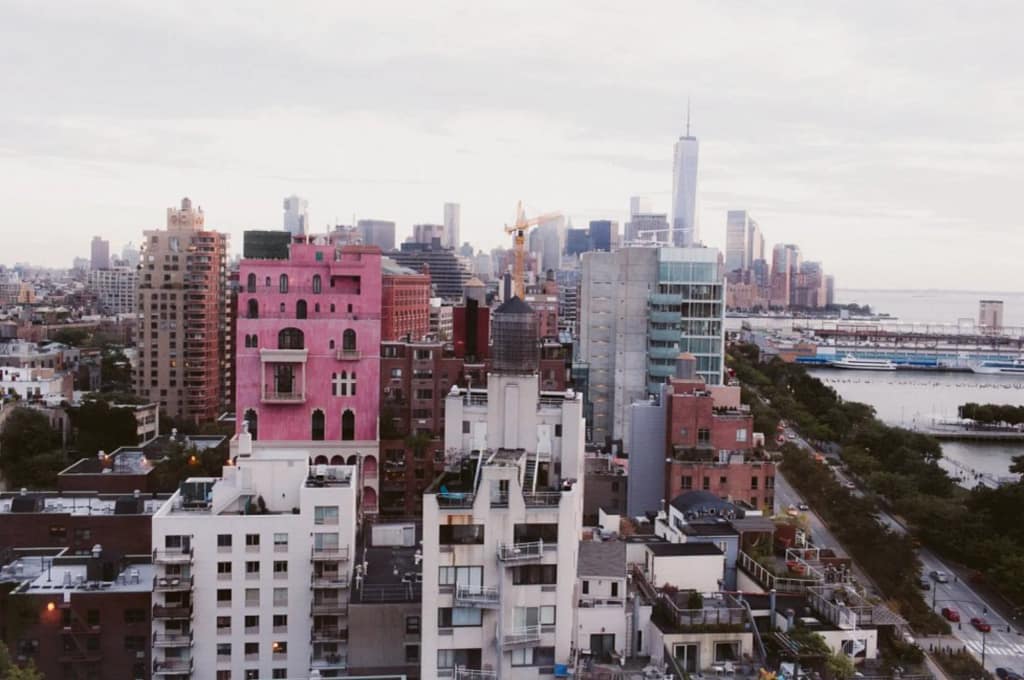 Palazzo Chupi, Julian Schnabel, 360 West 11th Street, West Village, New York. Exteriér s ružovočervenou fasádou v štýle benátskeho palazzo.
