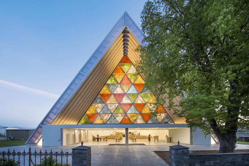 Exteriér Cardboard Cathedral v Christchurch, dočasnej katedrály z papierových tubusov navrhnutej po zemetrasení v roku 2011.
