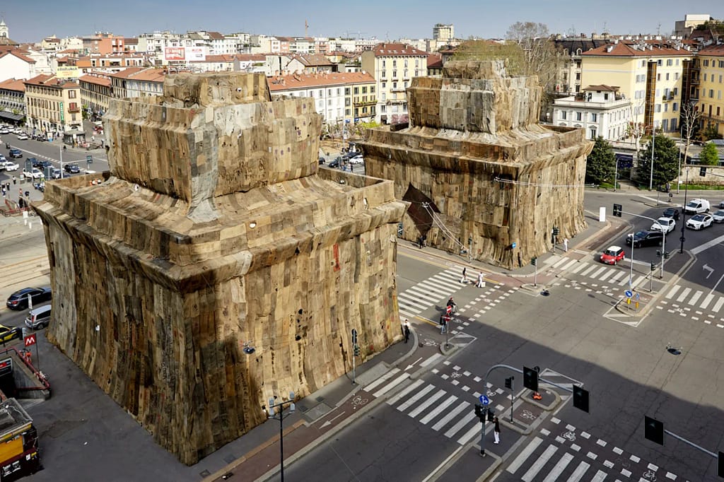 Inštalačný pohľad na dielo A Friend od Ibrahima Mahamu v Caselli Daziari Porta Venezia v Miláne, prezentované Fondazione Nicola Trussardi.