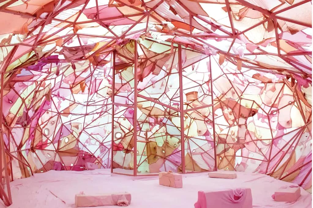 Yin Xiuzhen, Introspective Cavity, 2008 – monumentálna textilná inštalácia v tvare ľudského orgánu, do ktorej môžu vstúpiť návštevníci.