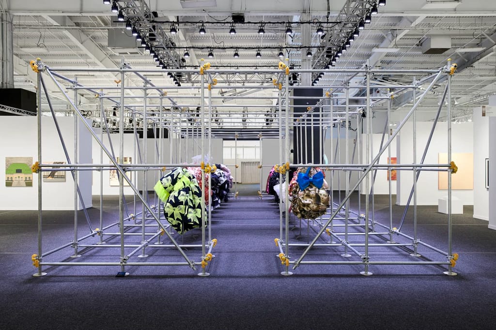 Comme des Garçons Independent Art Fair 2026 inštalácia armatúra objekty pre telo Pier 36