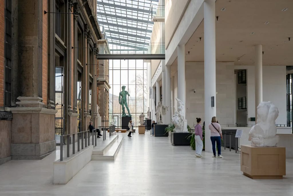 Interiér SMK (The National Gallery) v Kodani s výhľadom na klasické maľby a rozľahlé výstavné priestory.