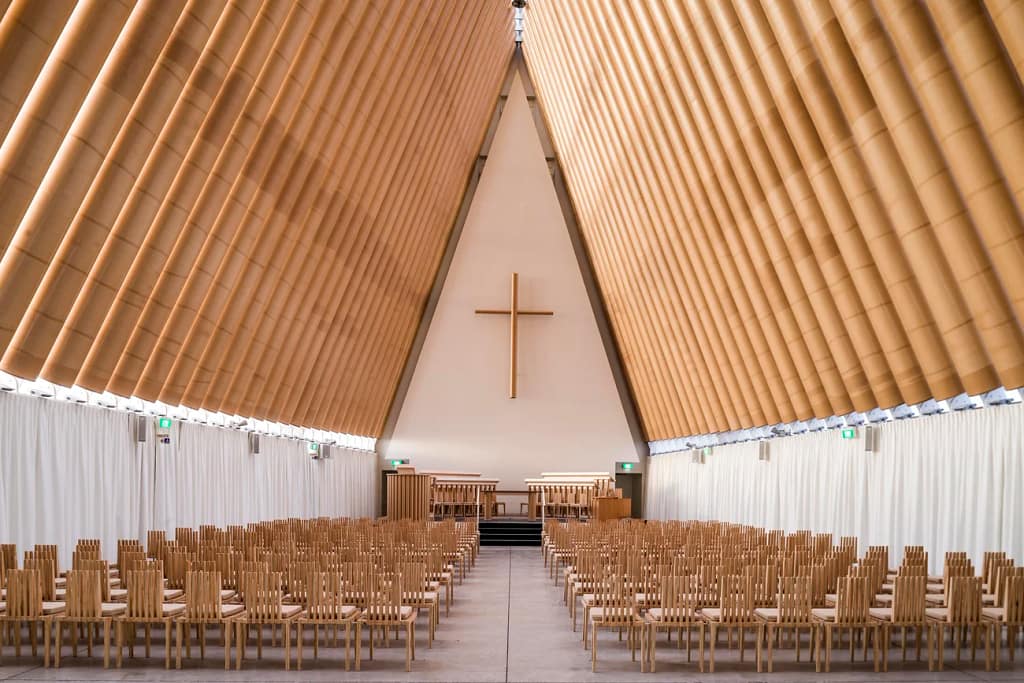 Interiér Cardboard Cathedral v Christchurch, dočasnej katedrály z papierových tubusov od Shigeru Bana.