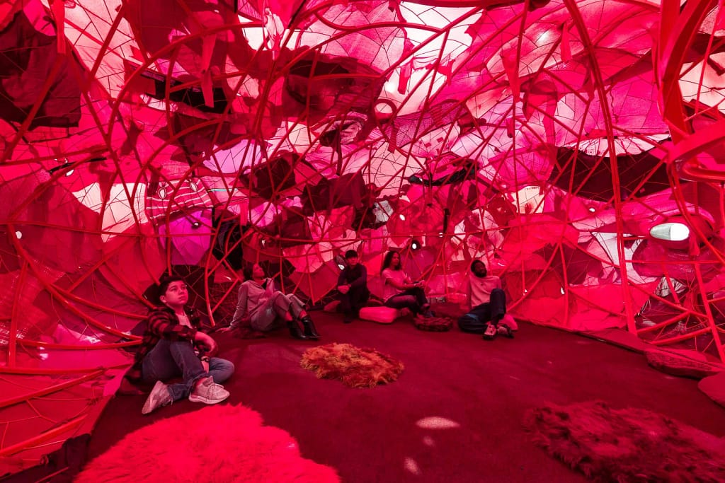 Yin Xiuzhen, A Heart to Heart, 2025, textilná inštalácia v tvare srdca s zrkadlovou stenou, Heart to Heart, Hayward Gallery, Londýn 2026.