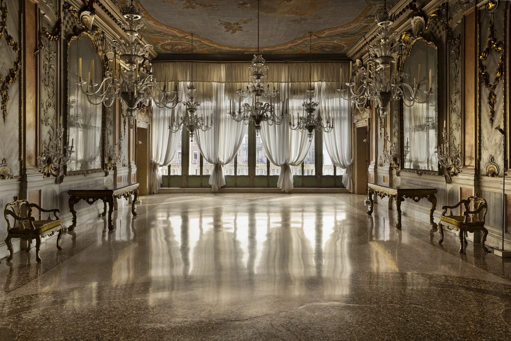 Interiér historického Palazzo Pisani Moretta v Benátkach so zlatými štukovými stenami, lustrami a freskami, sídlo Fondazione Dries Van Noten 2026