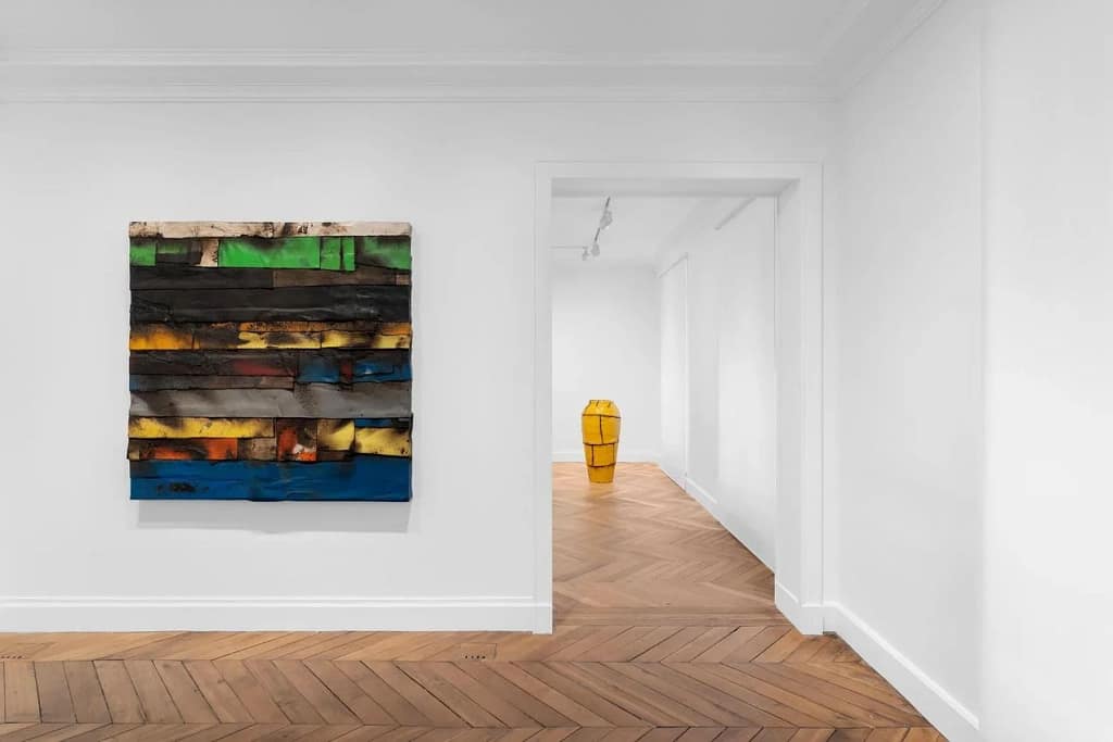 Theaster Gates, dechtová maľba s farebnými vrstvami a spálenými povrchmi, inštalačný pohľad, White Cube Paris, 2026
