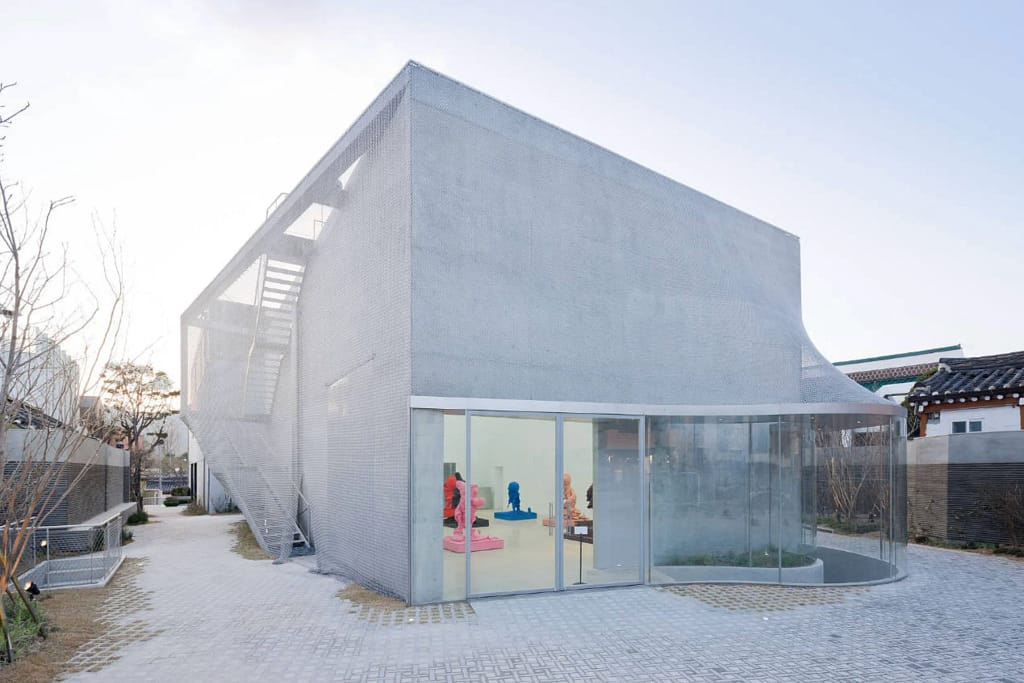 Kukje Gallery, Soul, exteriér s kovanou sieťovou fasádou, SO-IL architekti. Foto: Iwan Baan.