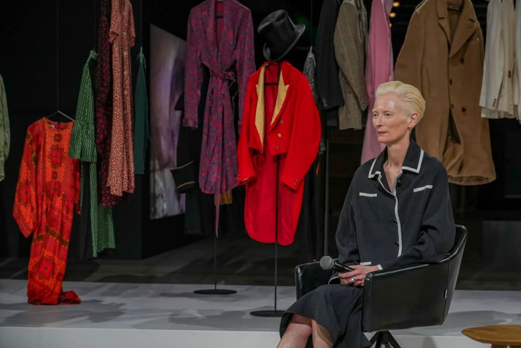 Tilda Swinton počas výstavy Ongoing v priestore Onassis Ready v Aténach, máj 2026