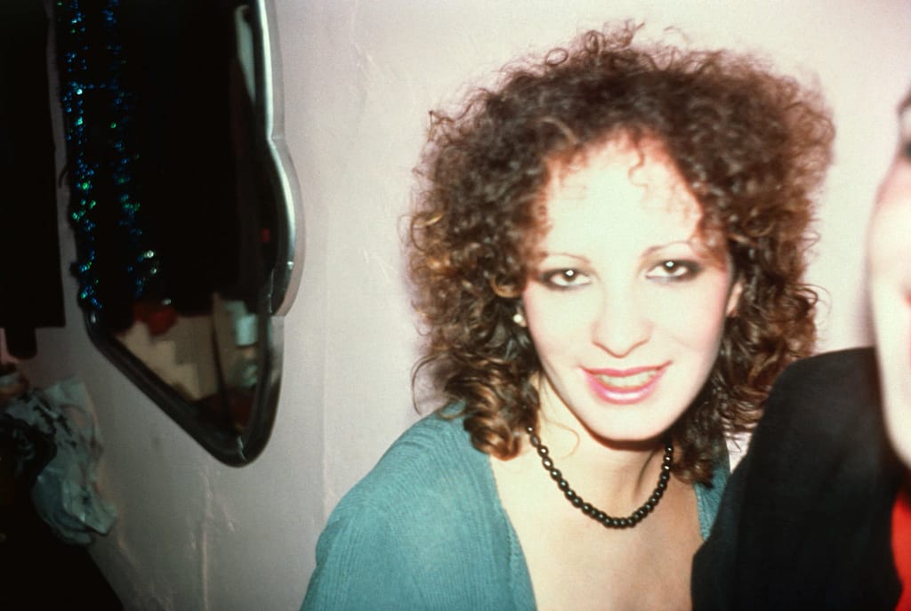 Nan Goldin, Untitled, 1982 — portrét ženy s kučeravými vlasmi, z výstavy This Will Not End Well, Grand Palais, Paríž, 2026.