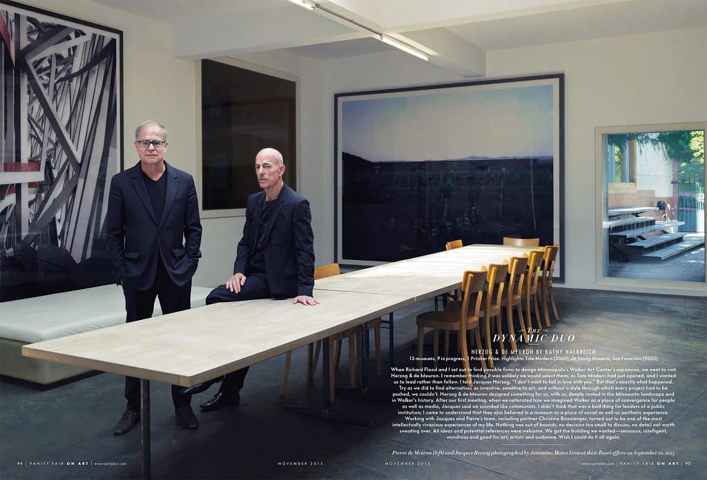 Jacques Herzog (vľavo) a Pierre de Meuron (vpravo) vo svojej kancelárii v Bazileji, za nimi diela z ich art kolekcie, Vanity Fair 2013