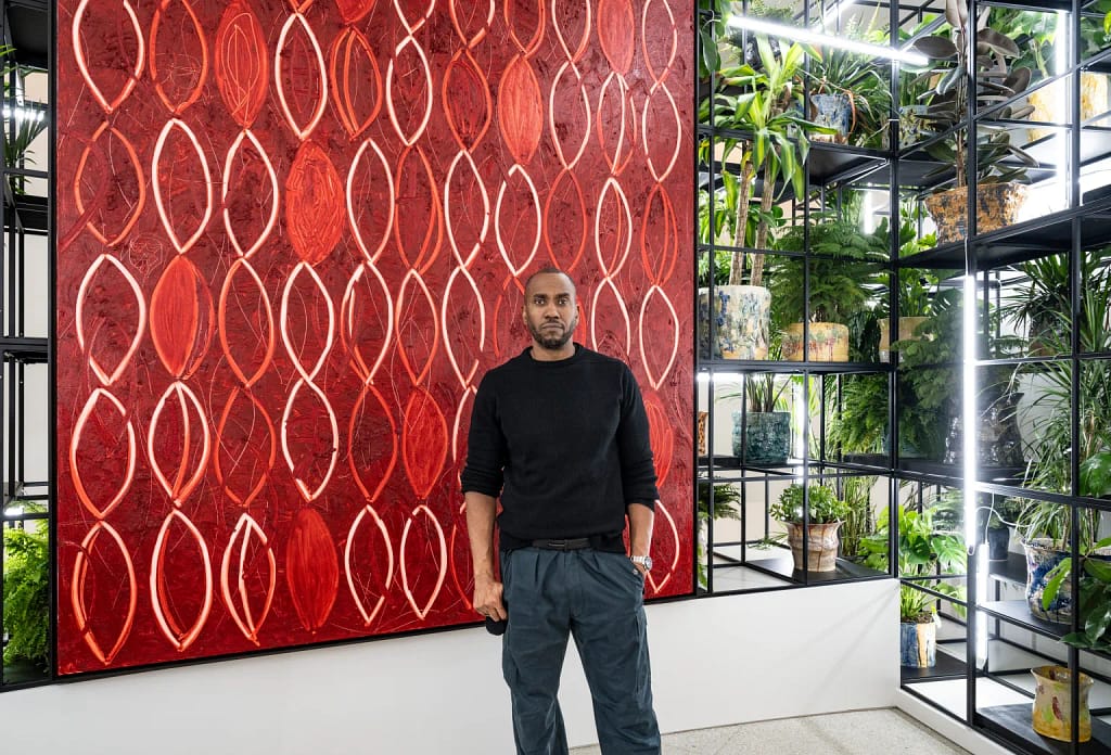 Rashid Johnson stojí pred svojou veľkoformátovou červenou maľbou na výstave A Poem for Deep Thinkers, Guggenheim Museum New York 2025