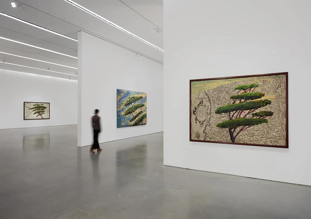 Julian Schnabel, Italy Through Its Trees, inštalačný pohľad, Pace Gallery, New York, 2026. Maľby pinií na starých mapách Talianska.