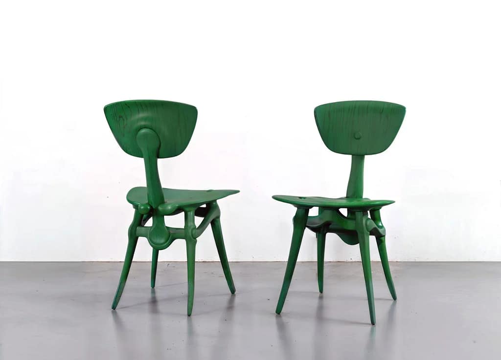 Misha Kahn, IZK Chairs – dve zelené organické drevené stoličky s biomorfnými nohami, 5VIE Design District, Armonie Invisibili, Milan Design Week 2025.