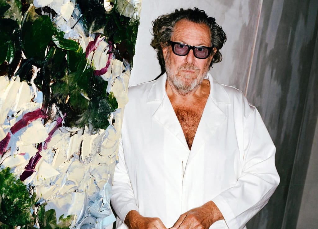Julian Schnabel, portrét pred maľbou, 2025. Foto: Sean Thomas. Zdroj: Sotheby's.