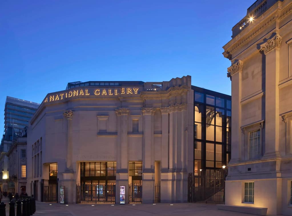 The National Gallery Londýn, exteriér Sainsbury Wing za súmraku, Selldorf Architects, 2025. Foto: Edmund Sumner.