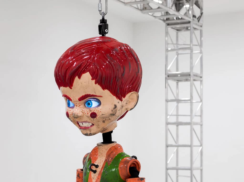 Jordan Wolfson, Colored sculpture, 2016, mixed media, inštalačný pohľad, David Zwirner