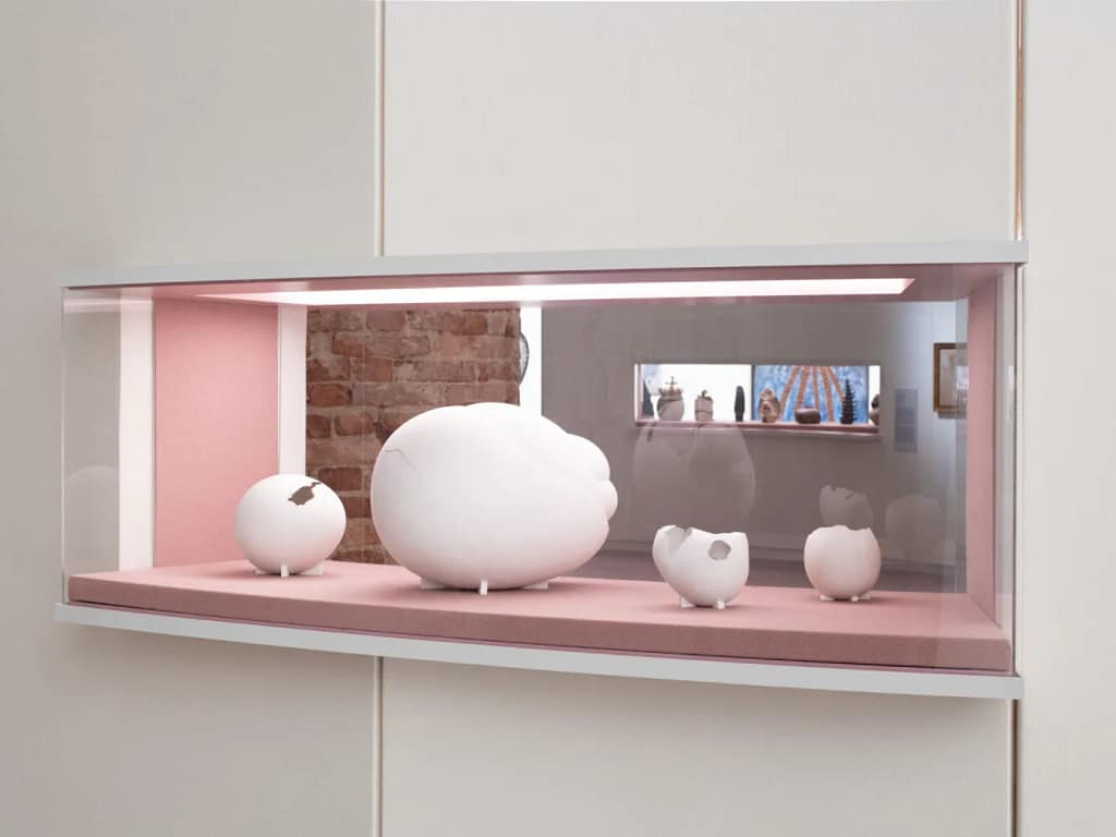 Inštalácia diel Márie Bartuszovej A Leaf a Gourd a Shell… v arzenále Biennale Arte 2022 v Benátkach, prezentovaná v kontexte ikonológie nádob a organických foriem.