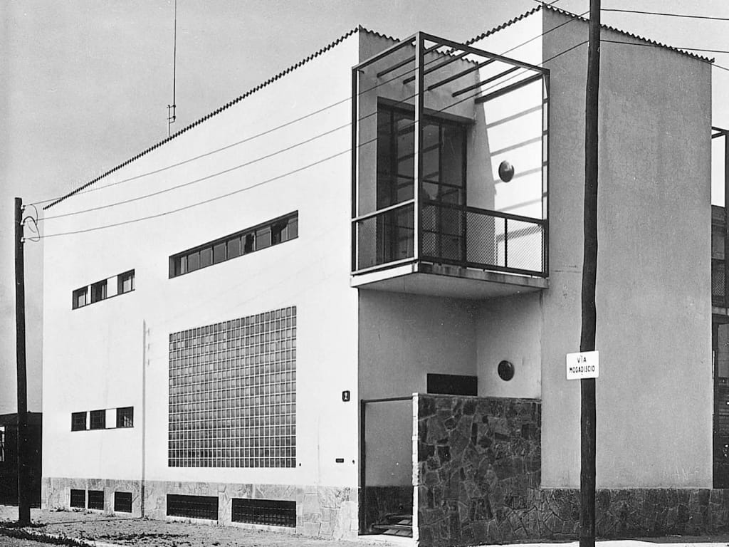 Villa Pestarini, Franco Albini, 1938–39 – exteriér bielej racionalistickej vily so sklenenými blokmi a záhradou, Alcova, Milan Design Week 2026.