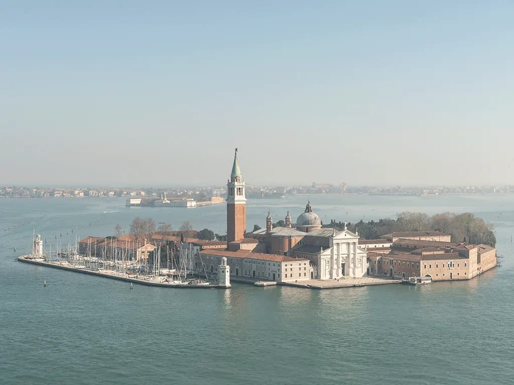 Fondazione Giorgio Cini ostrov San Giorgio Maggiore Benátky pohľad z mora bazilika campanile