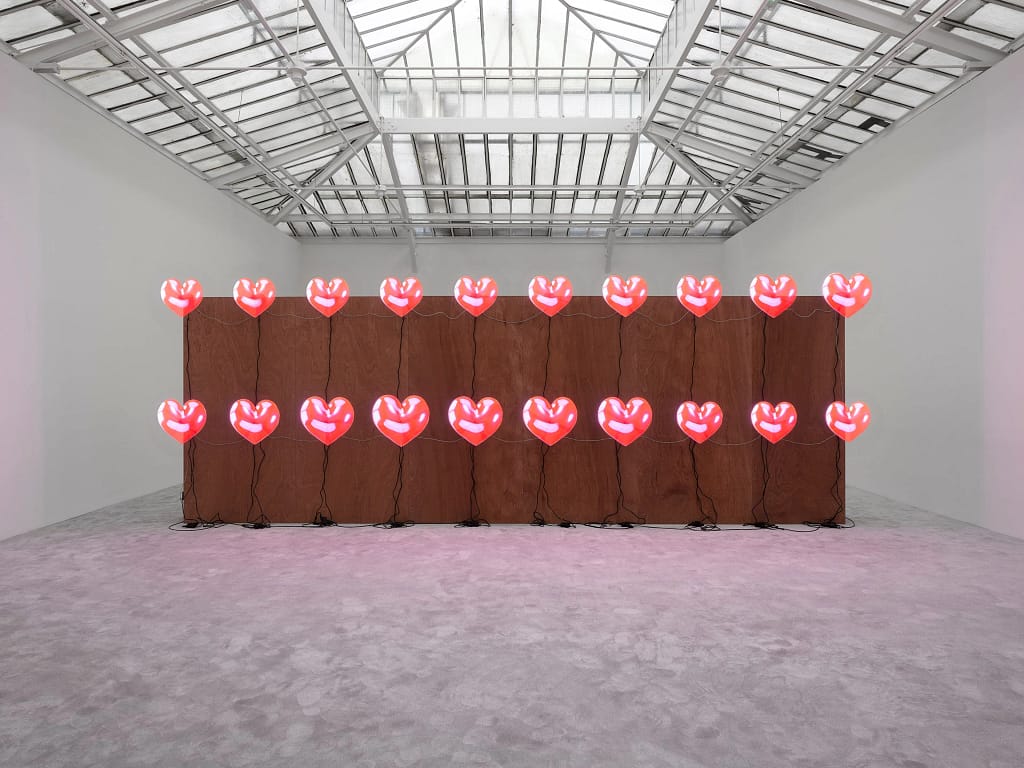 ordan Wolfson, ARTISTS FRIENDS RACISTS, 2019-2020, holografické displeje, inštalačný pohľad, David Zwirner