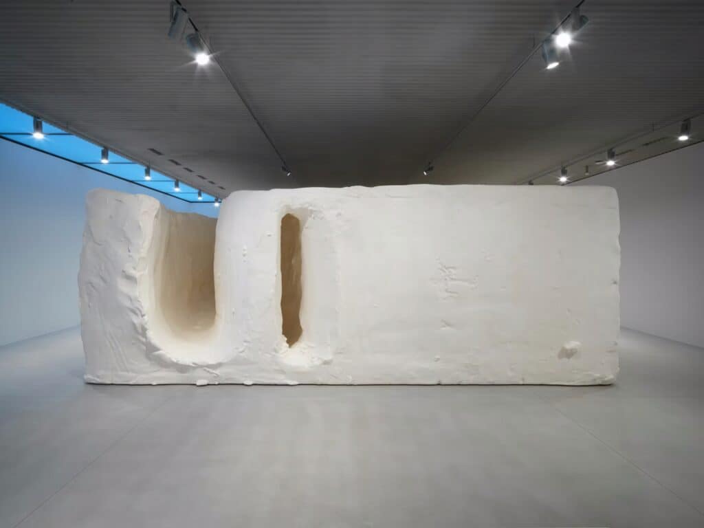 Veľká biela sochárska inštalácia s dvoma otvormi v tvare ulity, Thomas Houseago, Cosmic Snail (Shell Temple), 2025–2026, galéria Xavier Hufkens Brusel
