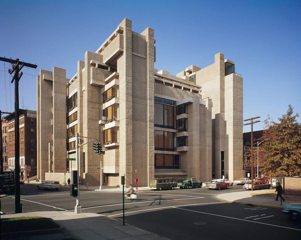 Yale Art and Architecture Building (dnes Rudolph Hall) navrhnuté Paulom Rudolphom v roku 1963, New Haven, Connecticut