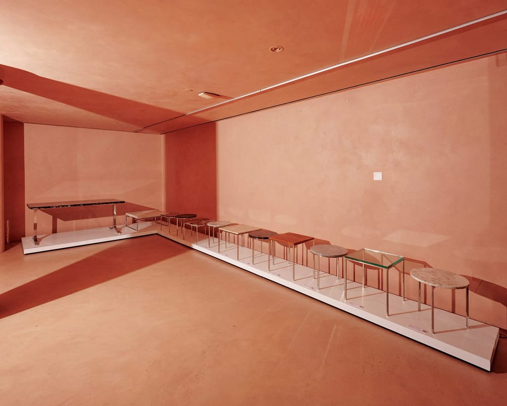 Výstava „Hidden Furniture Masterpieces“ – modernistický nábytok navrhnutý kanceláriou SOM v butiku LuisaViaRoma, New York