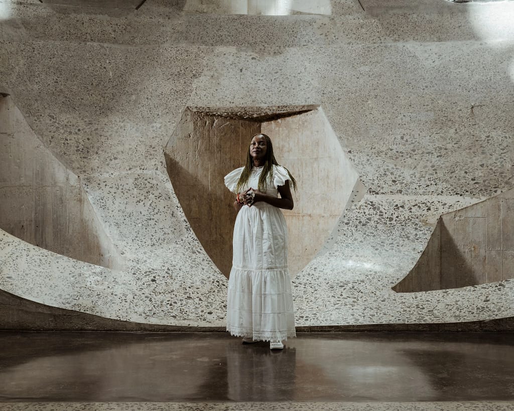 Portrét kurátorky Koyo Kouoh, riaditeľky Zeitz MOCAA a kurátorky Venice Biennale 2026.